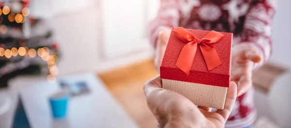 Homme donnant cadeau à la femme — Photo