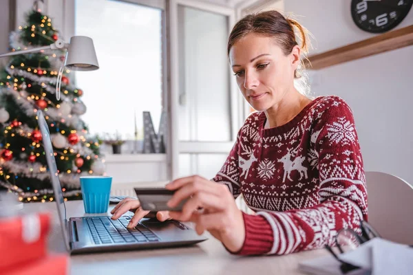 Γυναίκα ψωνίζει on-line στο σπίτι — Φωτογραφία Αρχείου