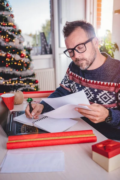 Uomo che lavora a casa ufficio — Foto Stock