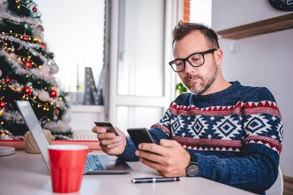 Hombre de compras en línea en Navidad — Foto de Stock