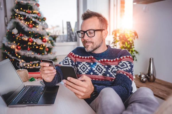 Hombre de compras en línea en Navidad — Foto de Stock