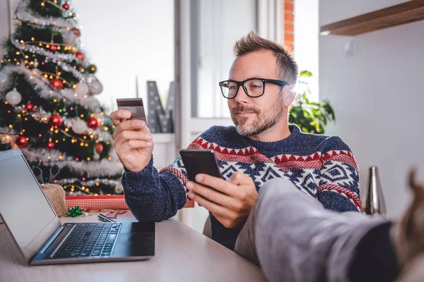 Hombre de compras en línea en Navidad — Foto de Stock