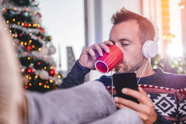 Hombres tomando café y escuchando música con los pies en alto —  Fotos de Stock