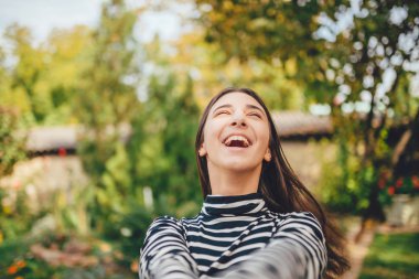 Kızlar el ele tutuşarak ve iplik