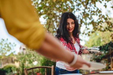Masayı hazırlayan kadın.