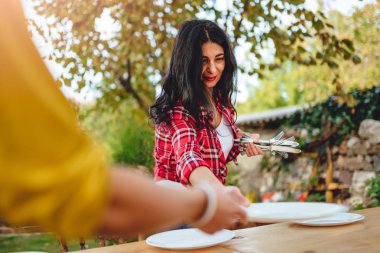 Masayı hazırlayan kadın.