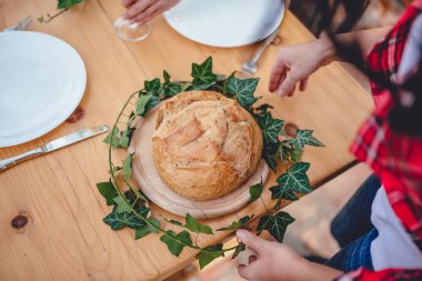 Çatı, Ivy ile arka bahçe veranda ahşap plaka üzerinde taze ekmek dekorasyon kadın