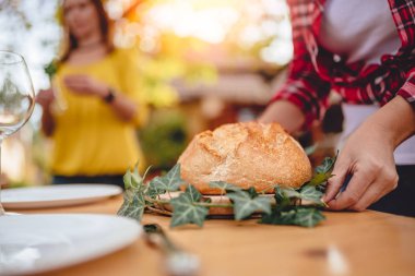Kadın, arka bahçe veranda ahşap plaka üzerinde taze ekmek Loft dekorasyon 