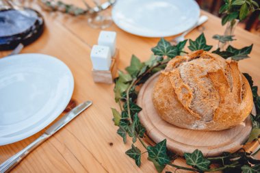 Masada taze ekmek var.
