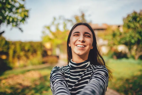 Girls holding hands and spinning — Stock Photo, Image