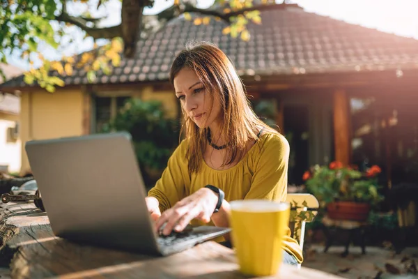 Mujer usando portátil — Foto de Stock