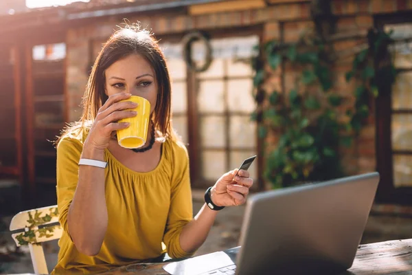 Woman using credit card — Stock Photo, Image