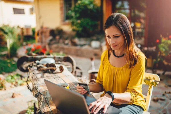 Kvinde shopping online på laptop - Stock-foto