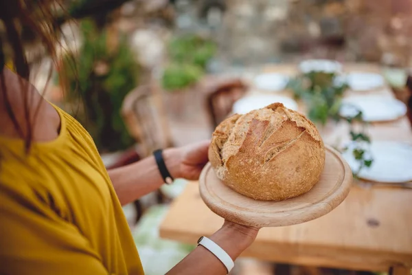 Женщина с буханкой хлеба — стоковое фото