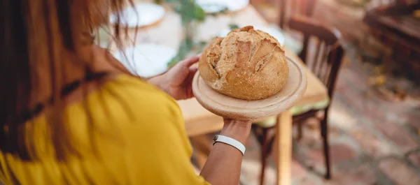 Женщина с буханкой хлеба — стоковое фото