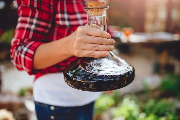 Mujer Vistiendo Camisa Cuadros Rojos Llevando Decantador Vino Patio Trasero — Foto de Stock