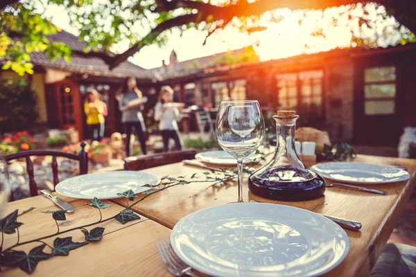 Chicas Felices Llevando Cuencos Con Ensalada Vegetariana Patio Trasero — Foto de Stock