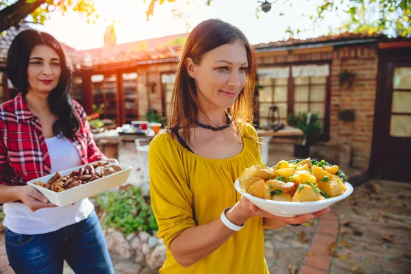 Mujeres Llevando Tazón Con Patatas Asadas Patio Trasero — Foto de Stock