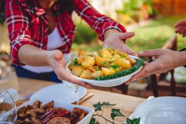 Mujer Sirviendo Patatas Asadas Mesa Comedor Patio Trasero — Foto de Stock