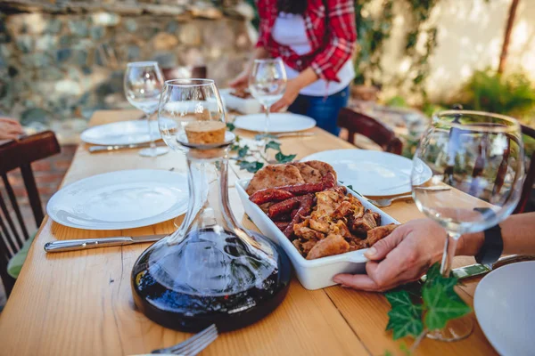 Mujer Sirviendo Carne Barbacoa Mesa Comedor Patio Trasero — Foto de Stock