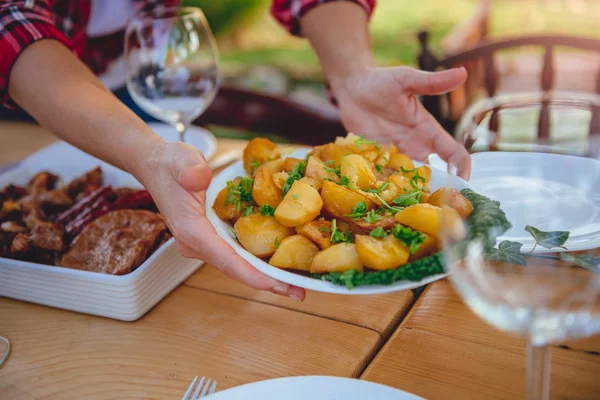 Mujer Sirviendo Patatas Asadas Mesa Comedor Patio Trasero — Foto de Stock