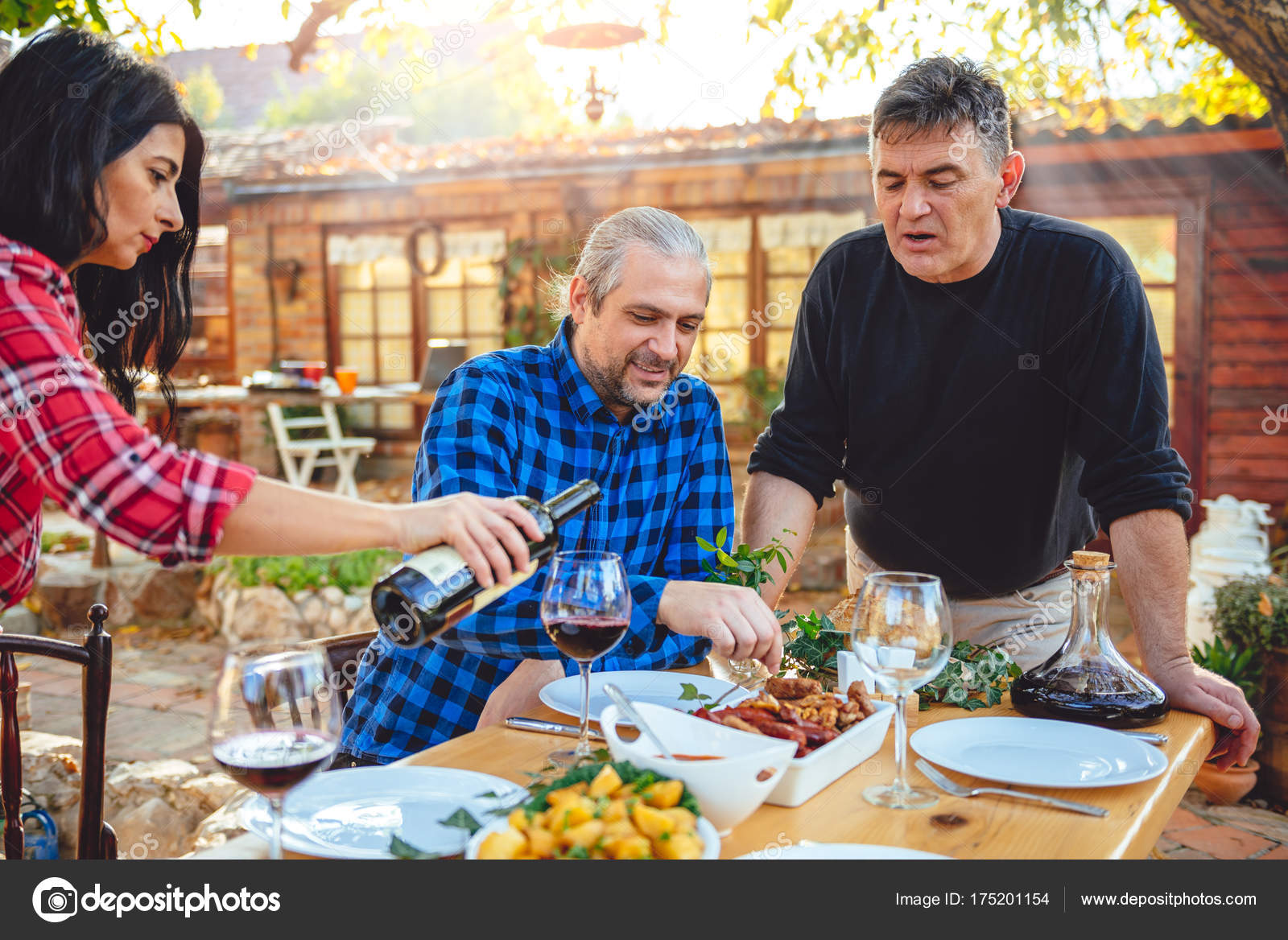 Familienessen im Freien - Stockfotografie: lizenzfreie Fotos © Kerkezz