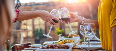 Arka bahçe veranda, kırmızı şarap bardakları toasting kadın arkadaşlar