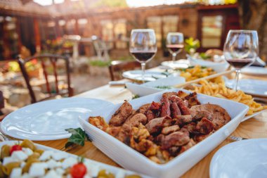 Arka bahçe veranda yemek masasında barbekü et servis