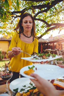 Kadın Salata Servisi