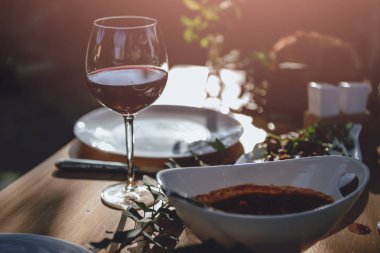 Arka bahçe veranda yemek masada kırmızı şarap 