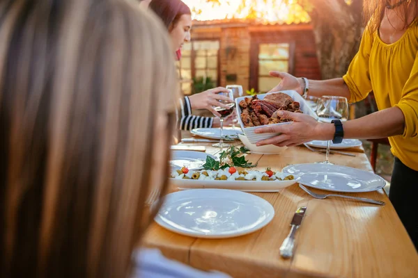 Mujeres Que Sirven Carne Asada Mesa Comedor Patio Trasero — Foto de Stock