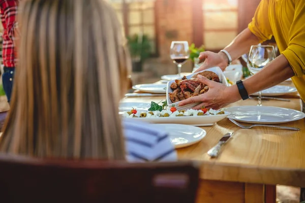 Kvinder Serverer Grillet Kød Spisebordet Baghaven Gårdhave - Stock-foto