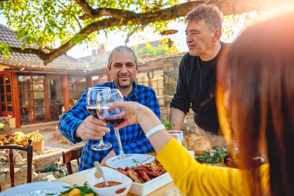 Hombres Mujeres Brindando Con Vino Tinto Almuerzo Familiar Patio Trasero — Foto de Stock