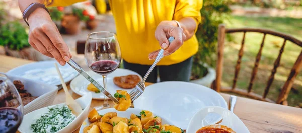 Mujer Con Camisa Amarilla Sirviendo Patata Asada Almuerzo Familiar Patio — Foto de Stock