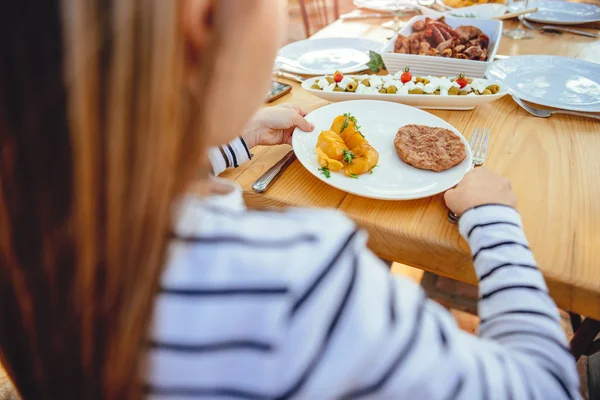 Chica Sentada Mesa Comedor Preparándose Para Almorzar Con Familia Patio — Foto de Stock