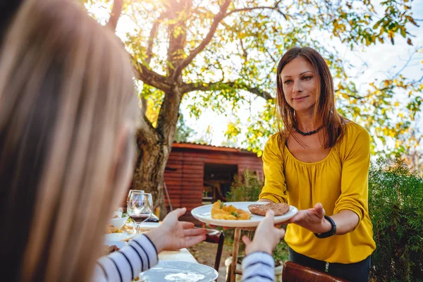 Mujer Vestida Con Camisa Amarilla Sirviendo Comida Almuerzo Familiar Patio — Foto de Stock