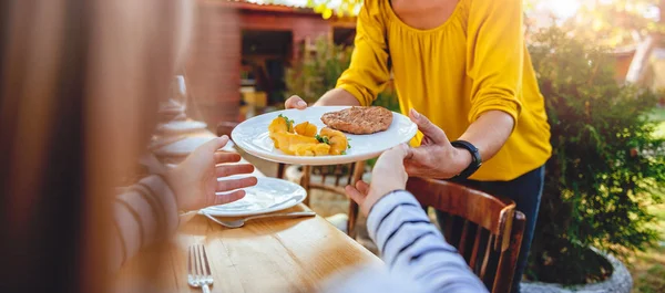 Mulher Vestindo Camisa Amarela Servindo Comida Almoço Família Pátio Quintal — Fotografia de Stock