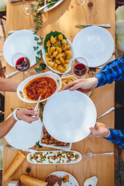 Mujer sirviendo comida — Foto de Stock