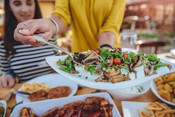 Mujer sirviendo comida — Foto de Stock