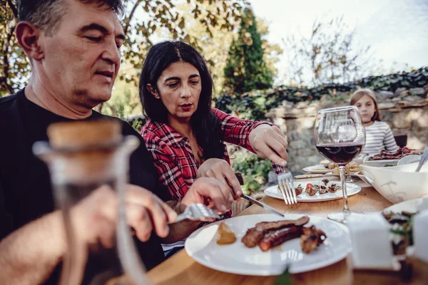 Familia comedor al aire libre — Foto de Stock