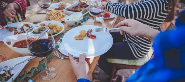 Familia comedor al aire libre — Foto de Stock