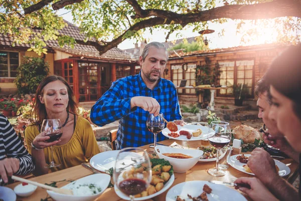 Familia comedor al aire libre — Foto de Stock