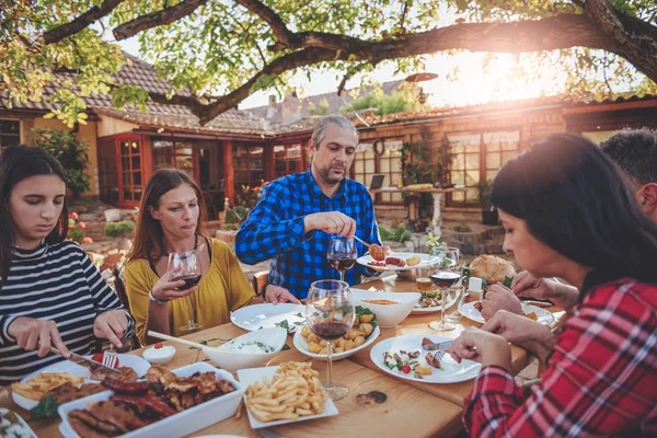 Familia comedor al aire libre — Foto de Stock