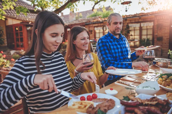 Familia comedor al aire libre — Foto de Stock