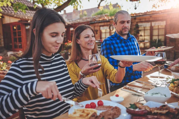 Familia comedor al aire libre — Foto de Stock