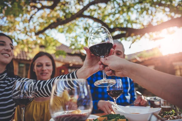 Arka bahçe veranda, yemek masası üzerinde şarap hizmet