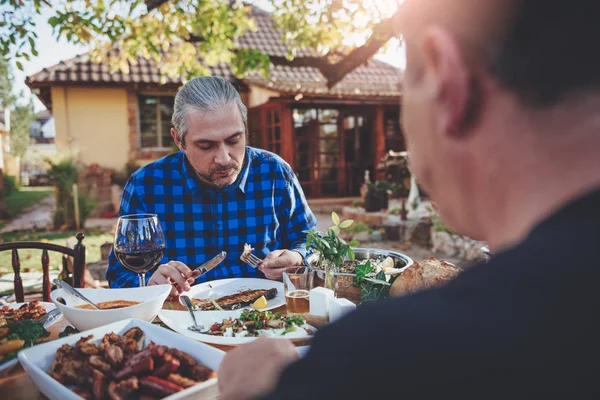 Familia comedor al aire libre — Foto de Stock