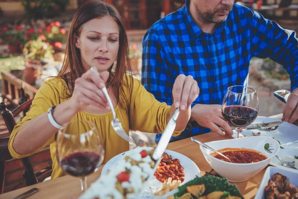 Familia comedor al aire libre — Foto de Stock