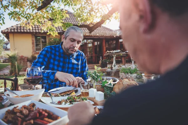 Familia comedor al aire libre — Foto de Stock