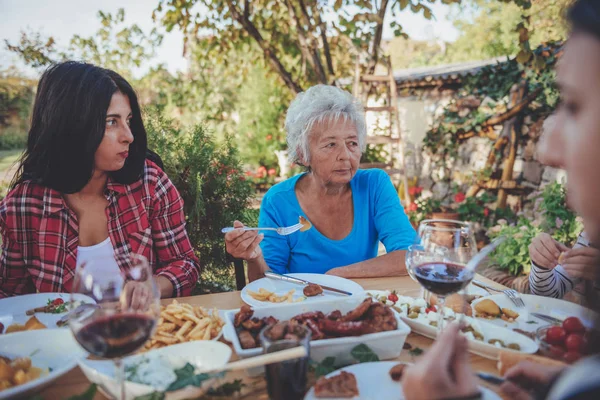 Multi-generación de comedor familiar al aire libre — Foto de Stock